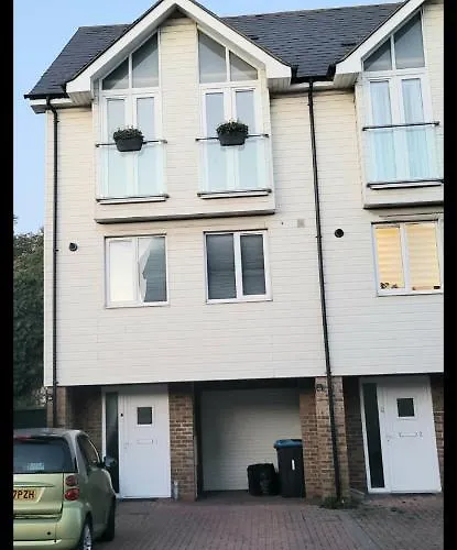 Unique And Stylish 3 Bedroom Townhouse